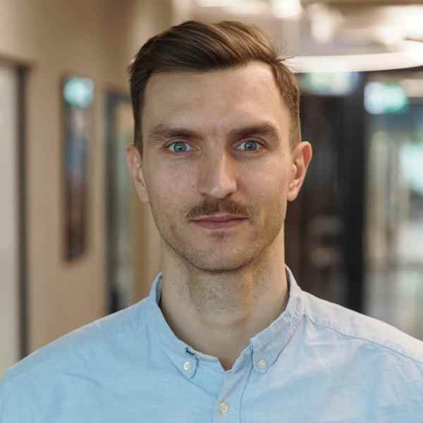 Zdjęcie przedstawia Ashoka Fellow Macieja Otrębskiego w jasnoniebieskiej koszuli.