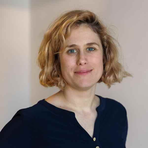 Zdjęcie przedstawia Martynę Rubinowską w granatowej koszulce z długimi rękawami. Martyna ma kręcone blond włosy do żuchwy, uśmiecha się. Autorką zdjęcia jest Olena Herasym.