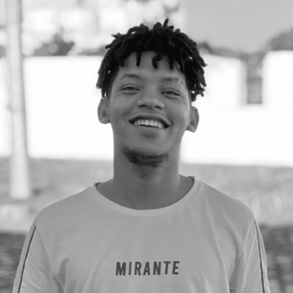 Foto em preto e branco de Renan Victor, jovem negro com cabelos crespos e barba rala.