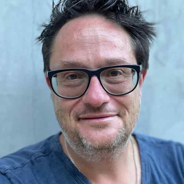 Aaron Hurst headshot