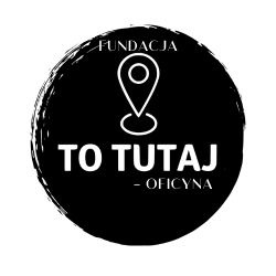 Logo Fundacji ToTutaj Oficyna. W czarnym kole nazwa fundacji oraz biały znacznik miejsca na mapie.