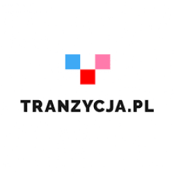 Na białym tle czarny napis Tranzycja.pl, a nad nim 3 kwadraty ułożone w kształt "V" w kolorze niebieskim, czerwonym i różowym.
