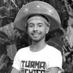 Foto em preto e branco de Eudes Sousa, jovem que sorri para a foto e usa um chapéu de cangaceiro