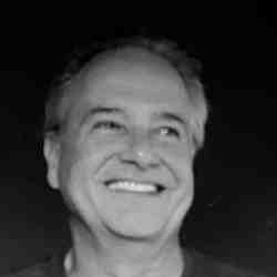 Foto em preto e branco de Álmos Makray, homem branco com cabelos curtos e grisalhos que sorri