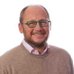 Sönke Siefert with a white background and wearing a light brown sweater