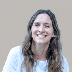 Mujer sonriendo a cámara