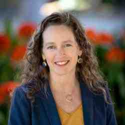 Julia Olson headshot