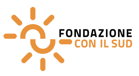 Logo of a sun split in half, with the two half circles of the sun not meeting together. Next to it the word Fondazione in Black, and Con il Sud in orange