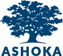 Logo da Ashoka, uma árvore azul, e abaixo lê-se "ASHOKA"