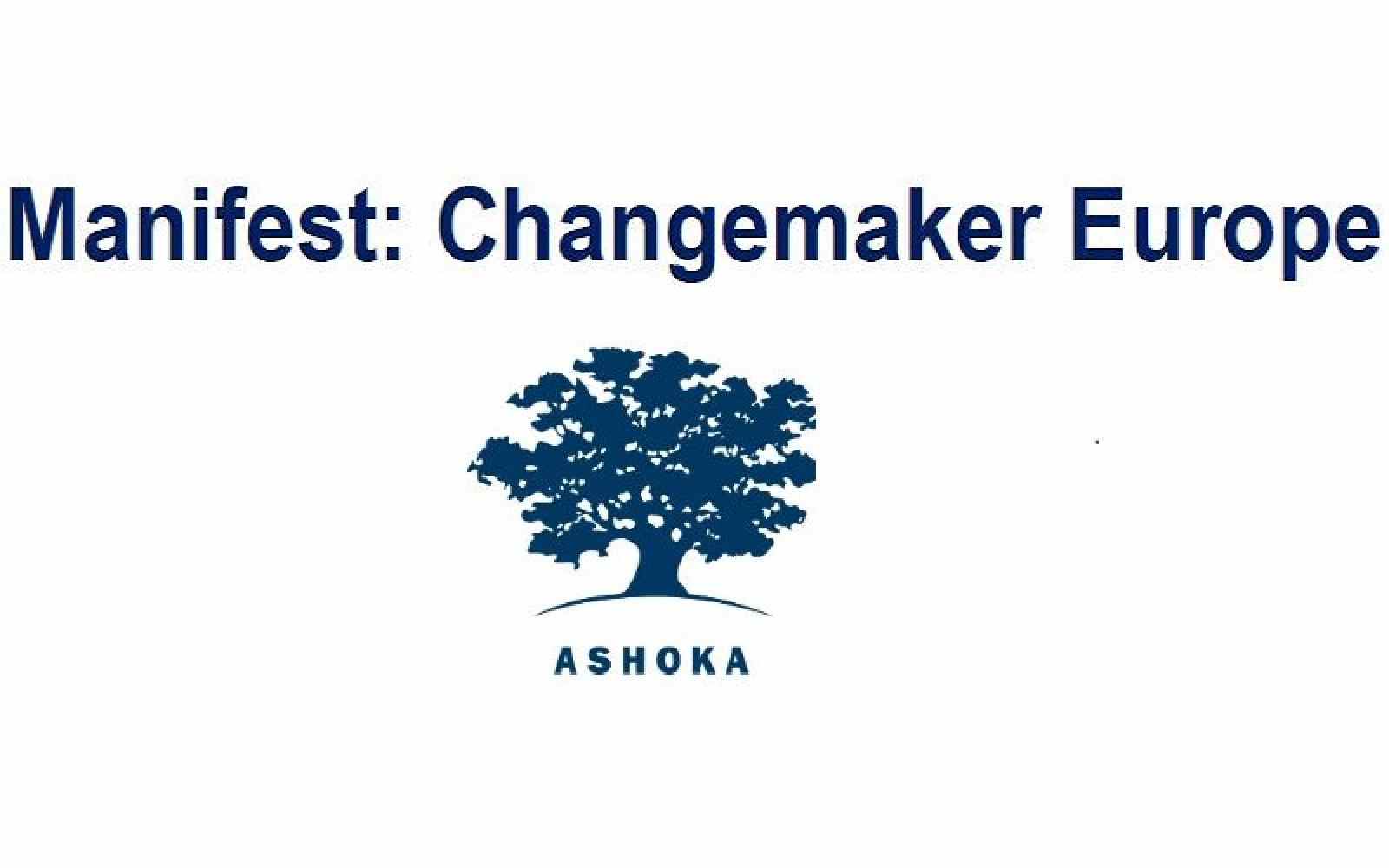 Na białym tle niebieski napis Manifest Changemaker Europe, a pod nim niebieskie logo Ashoki - drzewo