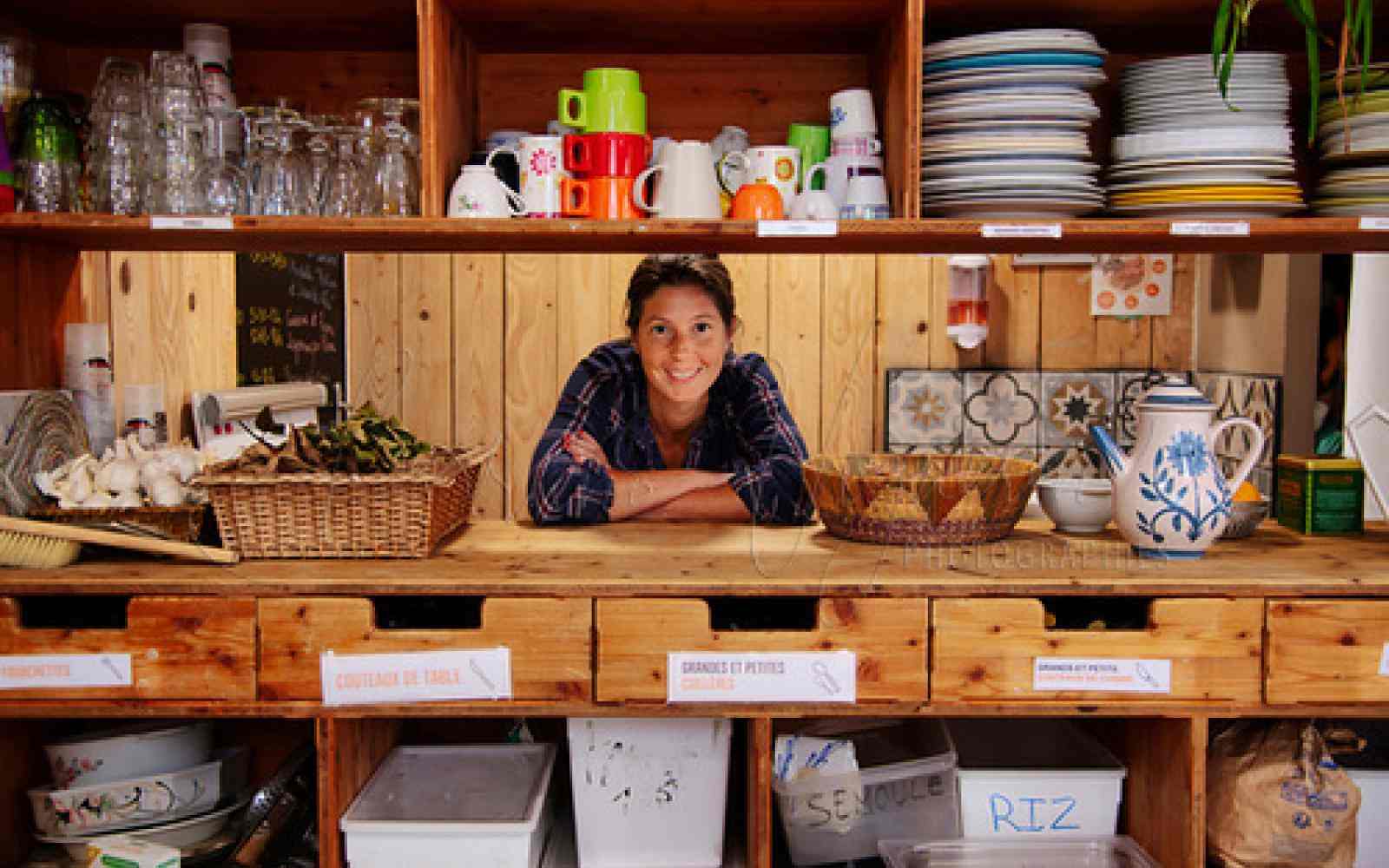 Diane Dupré La Tour fellow Ashoka depuis 2020 (cheveux attachés et yeux bruns) est au cente de l'image accoudée dans une cuisine 