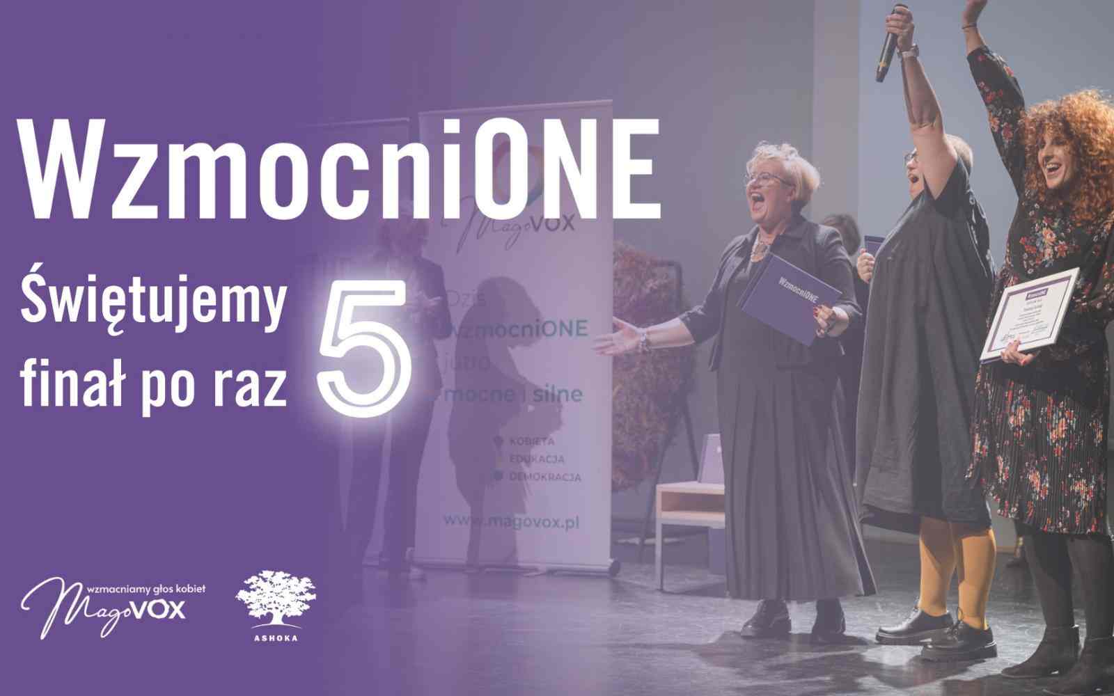 Na fioletowym tle biały napis "WzmocniONE. Świętujemy finał po raz 5." Na dole po lewej stronie logo MagoVox oraz Ashoki w Polsce. Po prawej stronie zdjęcie 3 kobiet stojących na scenie, cieszących się, uśmiechających i trzymających dyplomy.