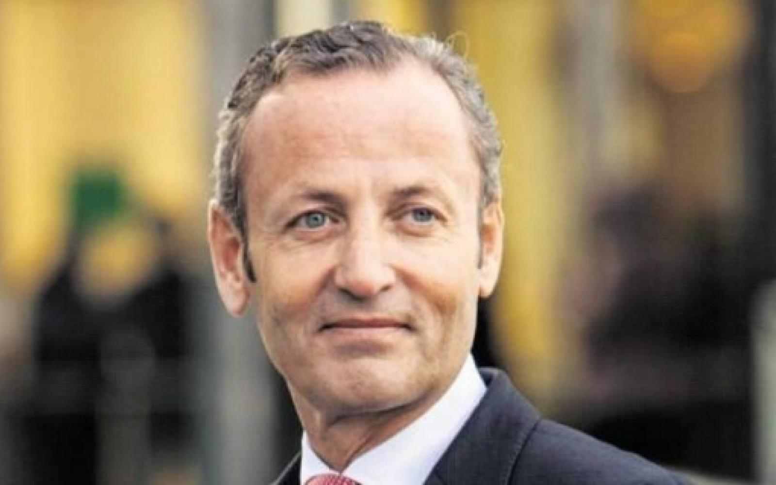 Edouard malo Henry - cheveux gris yeux bleus homme 50 ans souriant