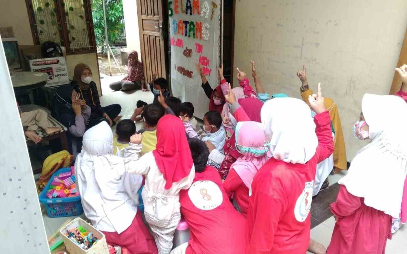 Children raises their hands 