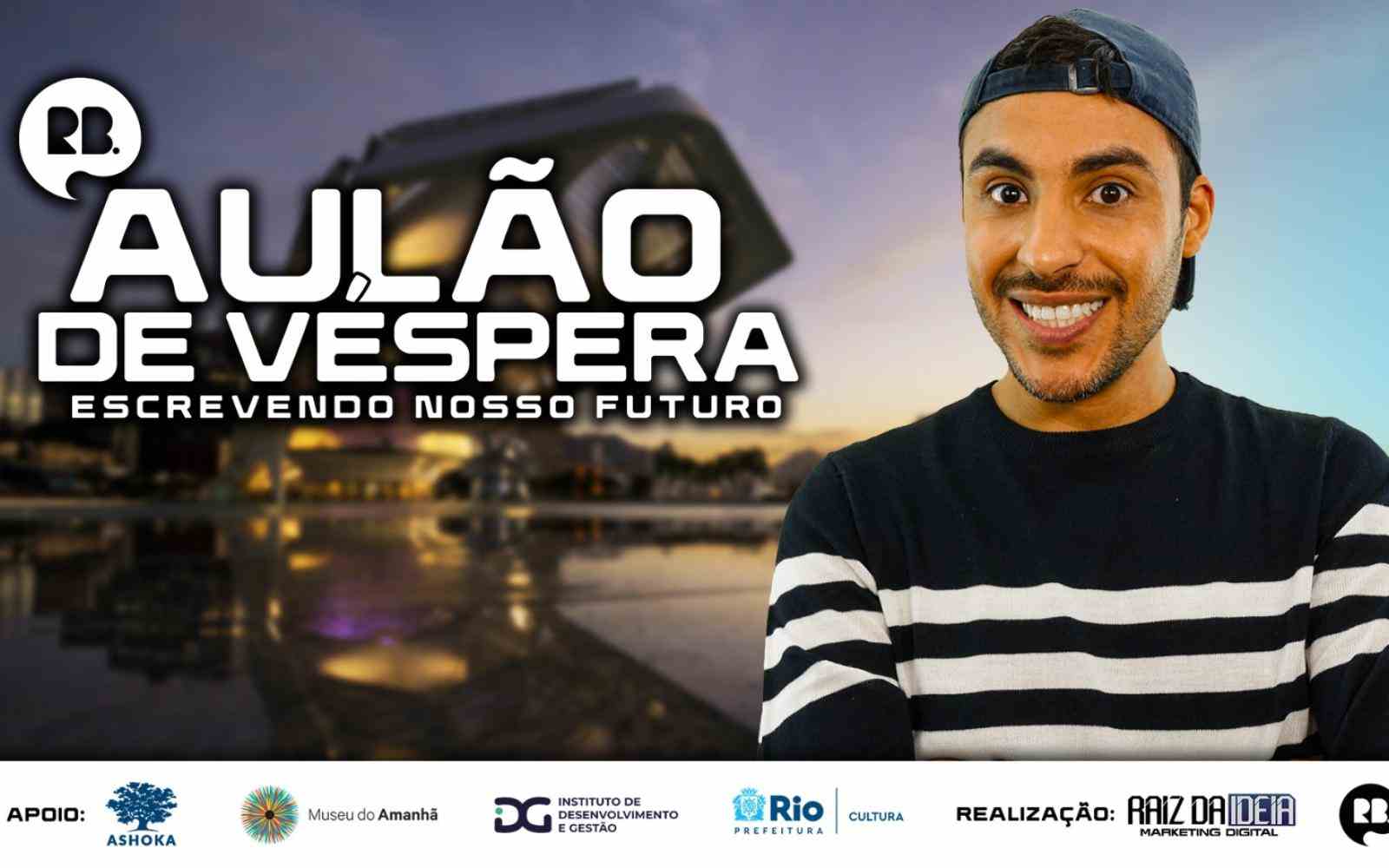 Fundo desfocado do Museu do Amanhã, edificação grande e futurista que se reflete em um espelho d'água. Em destaque, à direita, está Romulo, um homem com barba rala, boné para trás e camiseta de manga longa listrada. Ele sorri para a foto. À esquerda, lê-se "Aulão de véspera", "escrevendo nosso futuro". Na parte inferior, há uma barra de logos. Apoio: Ashoka, Museu do Amanhã, IDG, Secretaria de Cultura do Rio de Janeiro. Realização: Raiz da Ideia, Romulo Bolivar