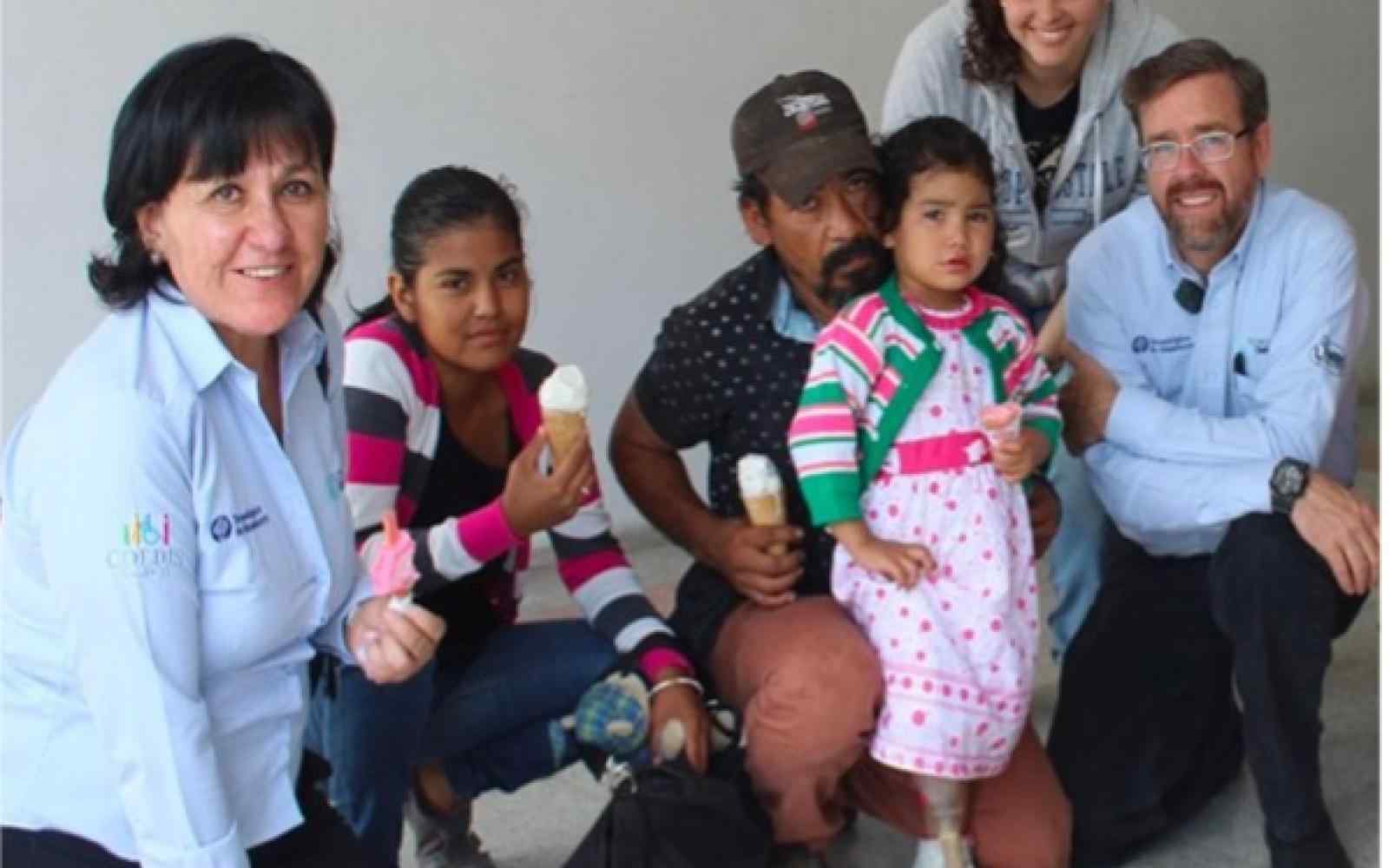 Estudiantes trabajando en un reto para diseñar prótesis accesibles para personas de bajos recursos.