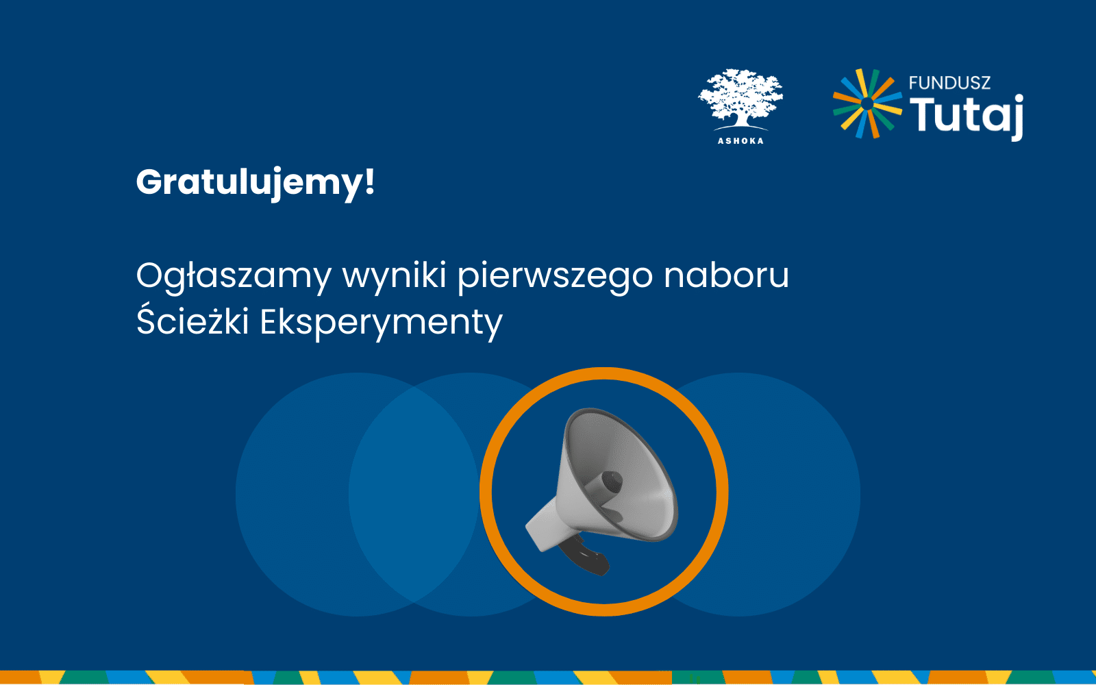 Na granatowym tle biały napis "Gratulujemy! Ogłaszamy wyniki pierwszego naboru Ścieżki Eksperymenty". W prawym górnym rogu logo Ashoki i Funduszu Tutaj.