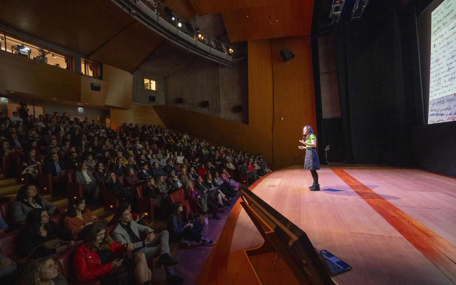 Luz Rello Presentando