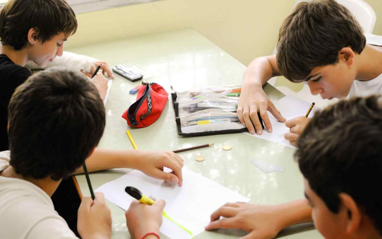 Niños escribiendo
