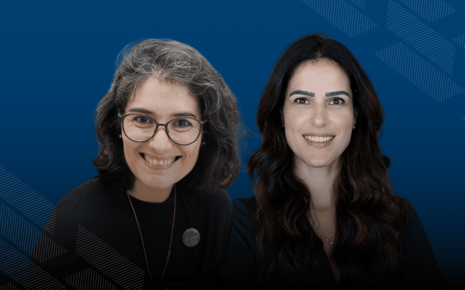 Fundo em azul marinho com grafismos nos cantos. Ao centro, há as fotos de Mónica Guerra e Carolina VIdeira. Mónica, à esquerda, é uma mulher branca de cabelos pretos na altura dos ombros e raízes grisalhas. Ela usa óculos, uma camiseta preta e sorri para a foto. Carolina, à direita, é uma mulher branca de cabelos médios, castanhos, ondulados que sorri para a foto