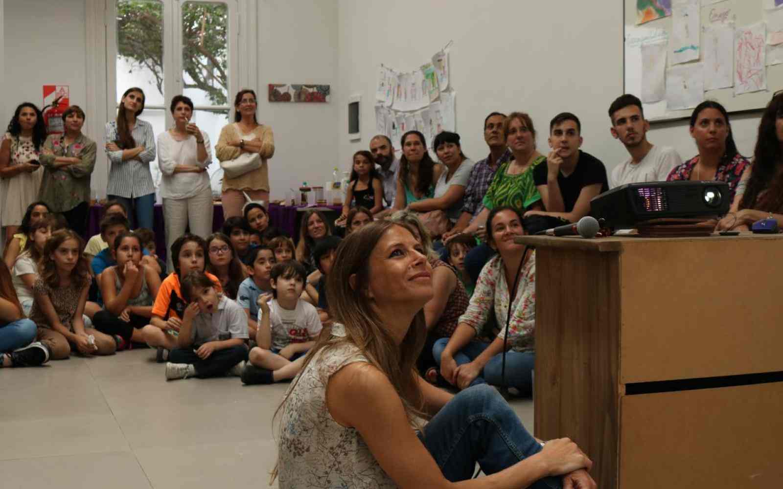 Grupo de niños y fundadora de Aiken