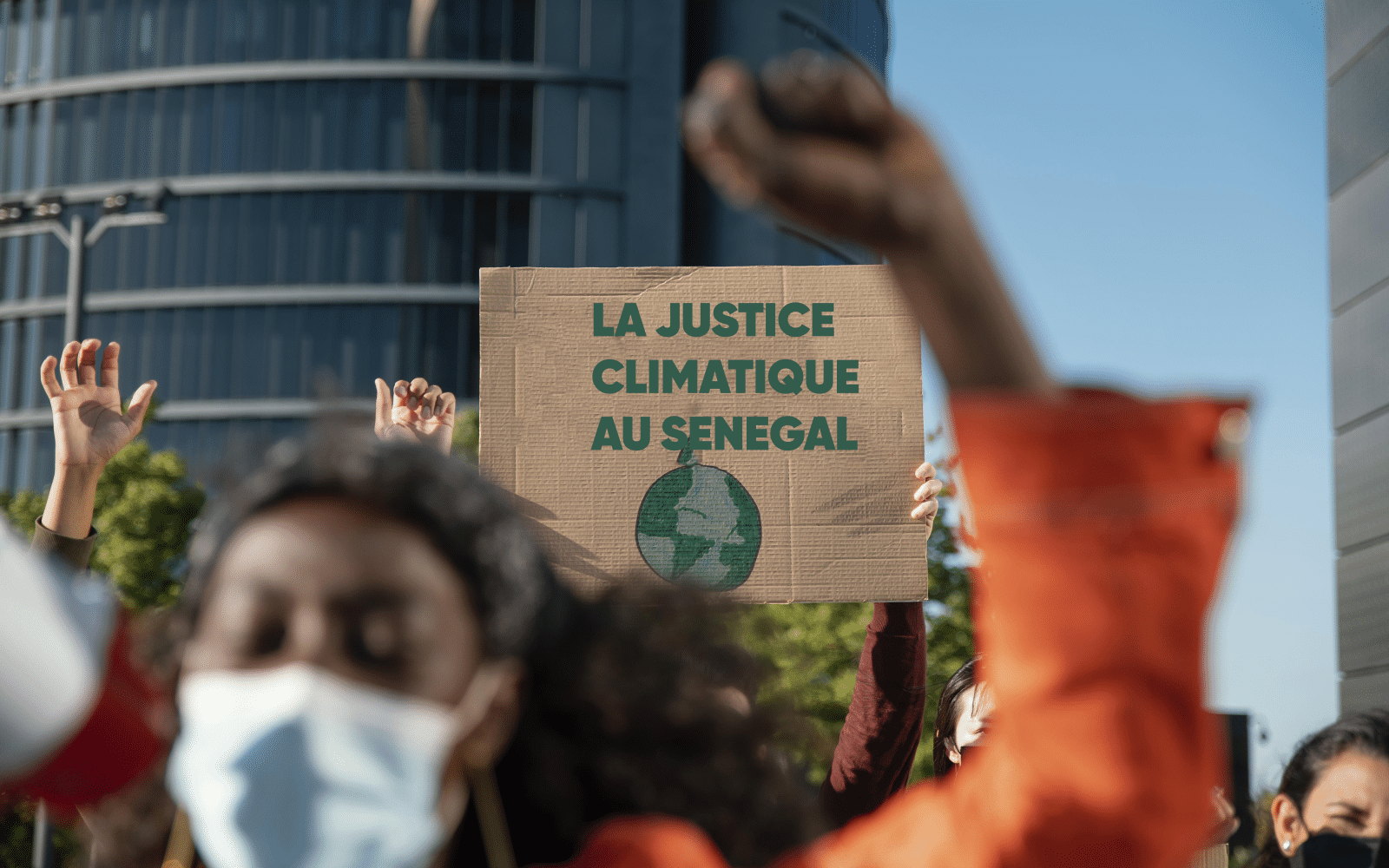 people-with-masks-placards-outdoors copie.png