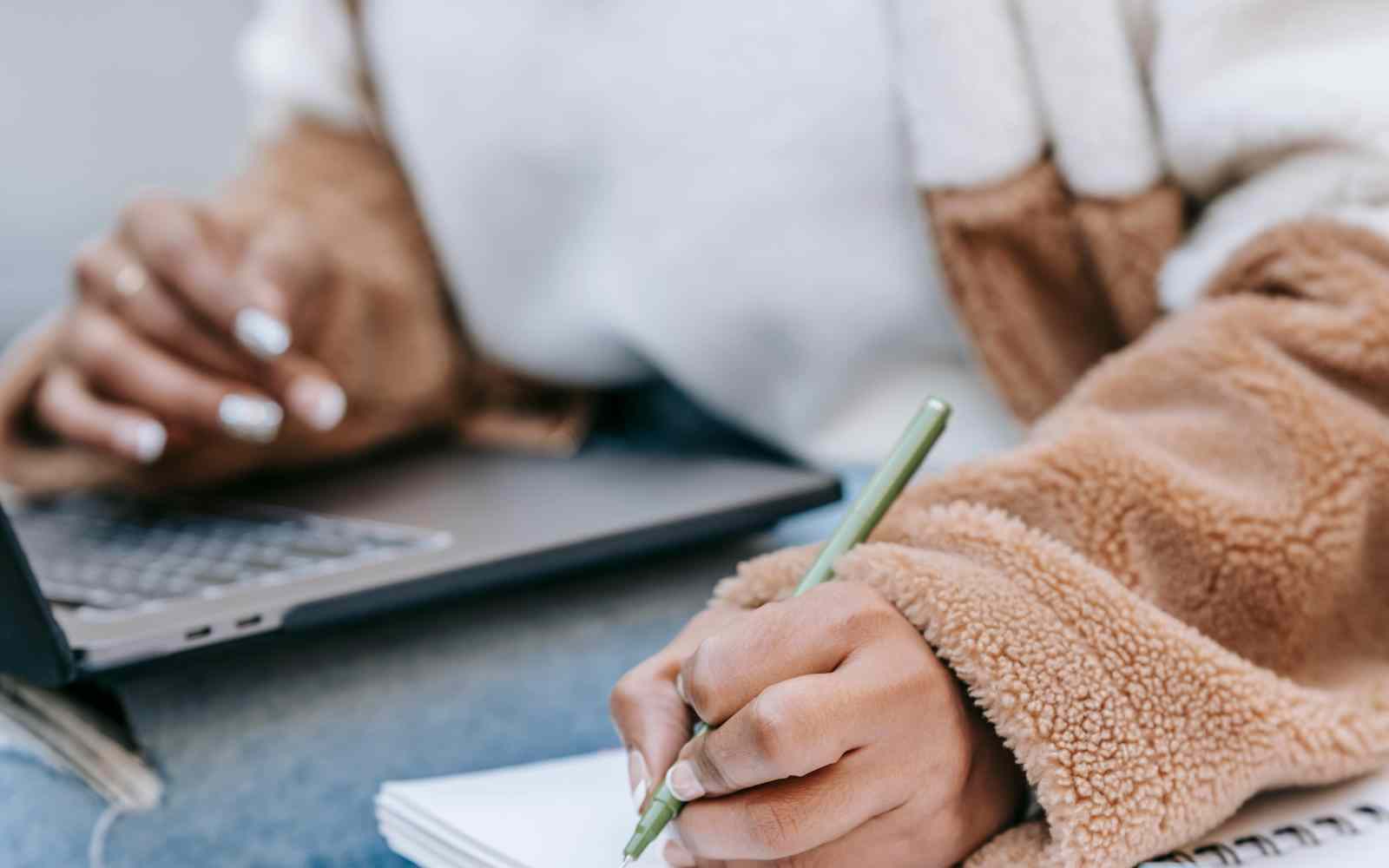 Persona escribiendo en un cuaderno