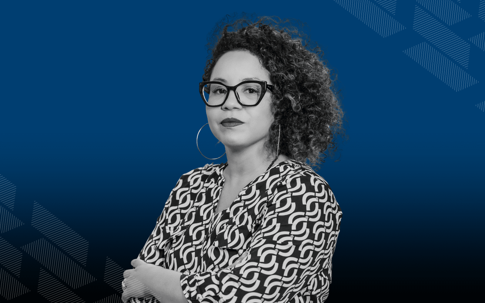 Foto em preto e branco de Aline Odara em um fundo azul com detalhes gráficos.