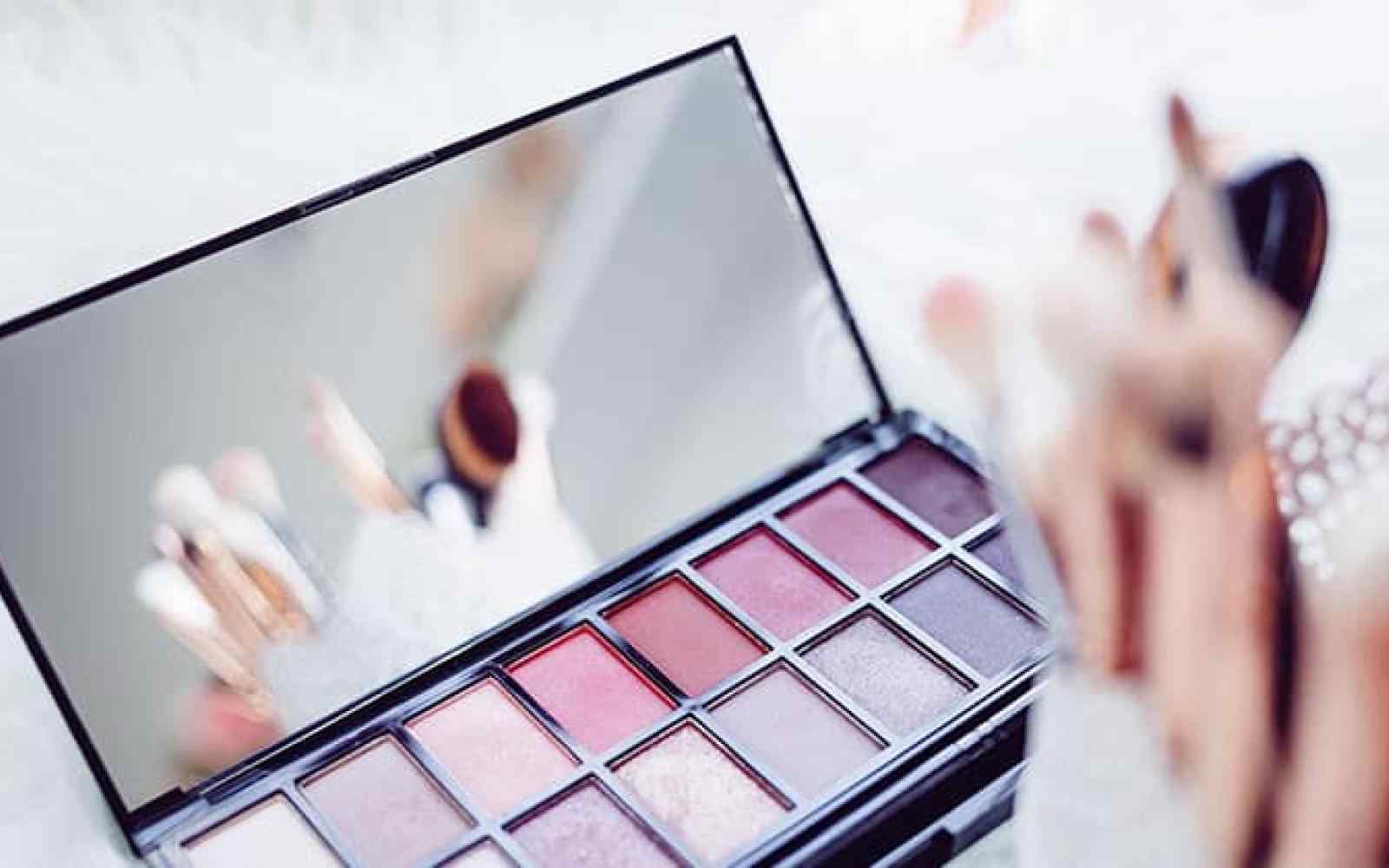 Photo of a blush / eyeliner set with a mirror