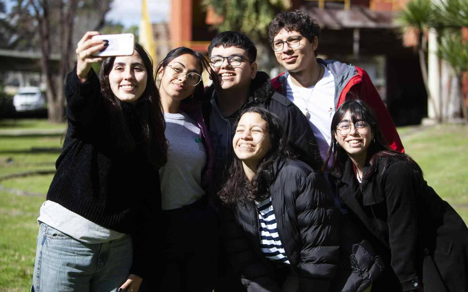 jovenes sacándose una foto