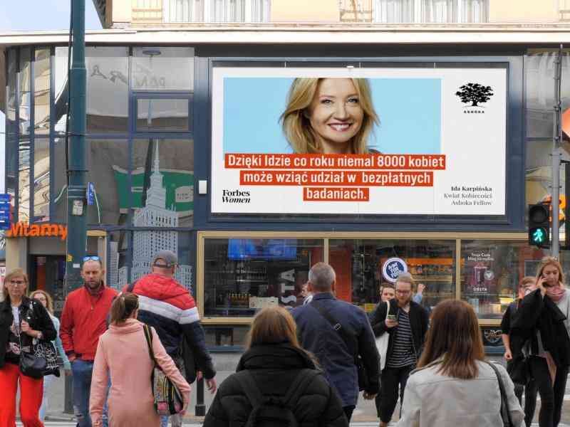 buisy street with advertisment screen, at the screen Ashoka Fellow Ida Karpińska and Ashoka
