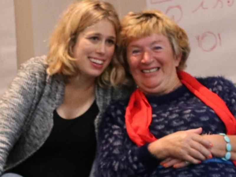 Po prawej uśmiechająca się Basia Baran w granatowej koszuli i czerwonym szaliku. Po lewej Martyna Rubinowska.