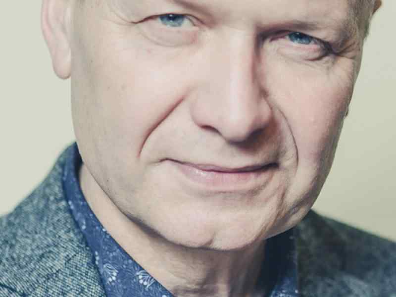 Zdjęcie portretowe Jacka Schindlera.