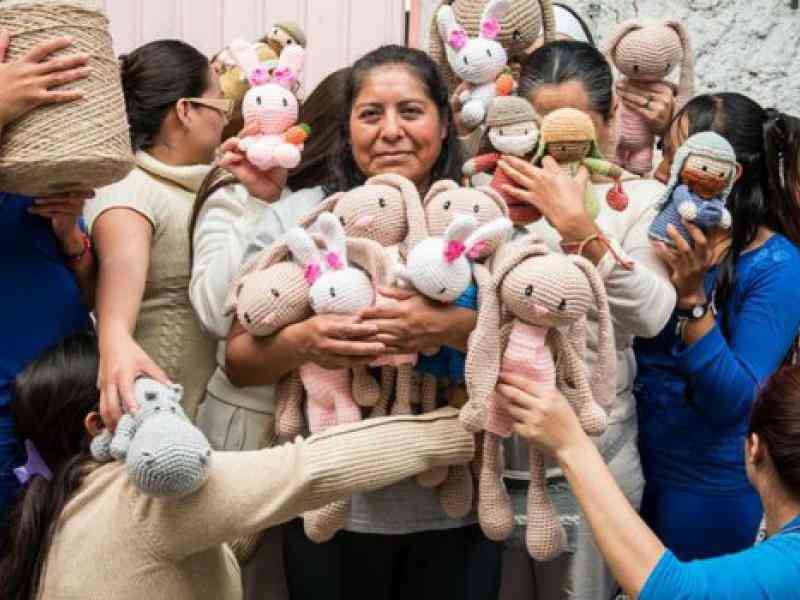 Zdjęcie grupy kobiet trzymających w pluszowe zabawki-króliki. Tylko jedna z nich patrzy w kamerę, reszta stoi wokół niej, ale ma odwrócone twarze.