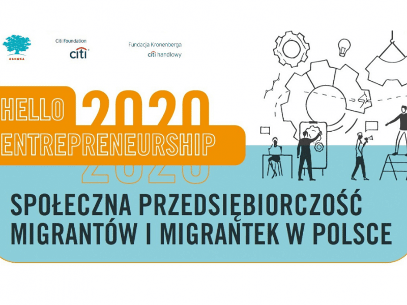 Grafika przedstawia stronę tytułową raportu pt. "Społeczna przedsiębiorczość migrantów i migrantek w Polsce". Na górze tytuł raportu, poniżej napis Hello Entrepreneurship 2020, a na dolnej połowie strony grafika przedstawiająca koła zębate oraz rysunki osób wykonujących różne zajęcia związane z planowaniem. Na dole logotypy Ashoki, Citi Foundation i Fundacji Kronenberga.