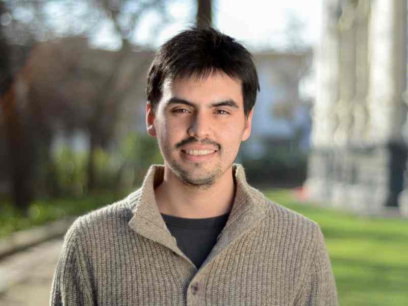 Imagen de Andrés con un parque detras