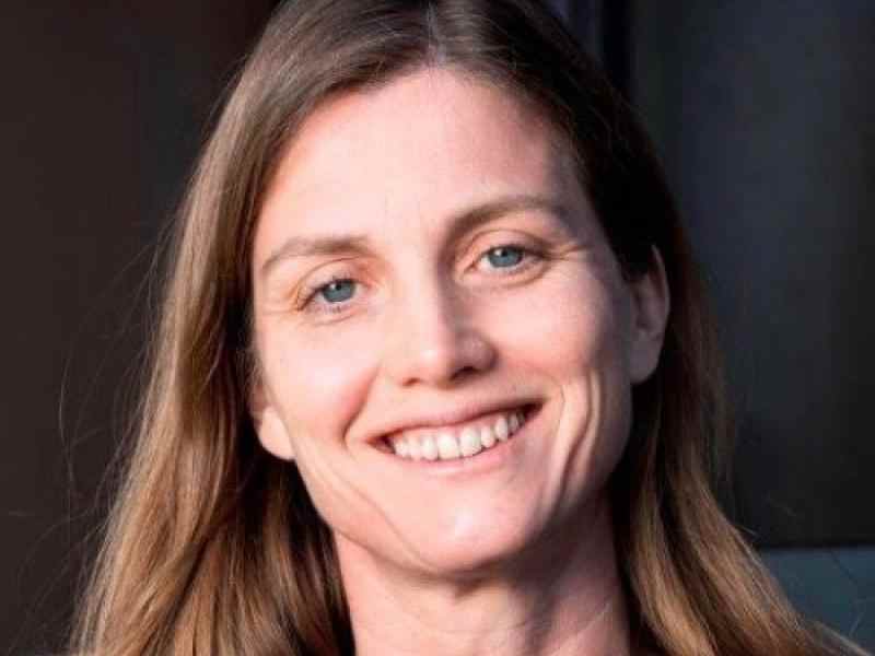 visage de sandrine lemery - cheveux long clair yeux bleus