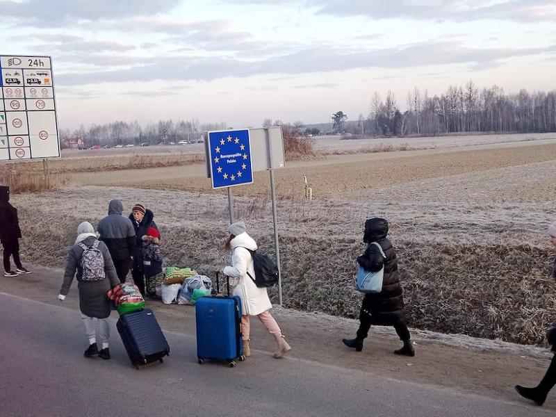 Image for Hello Europe Ukraine Article; Photo of Ukrainian refugees approaching a border crossing out of Ukraine as a result of the 2022 Russia–Ukraine war
