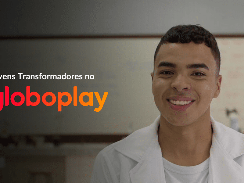 Jovem Transformador Hudson Terra. À esquerda, lê-se "Jovens Transformadores no Globoplay", sendo "globoplay o logo da plataforma