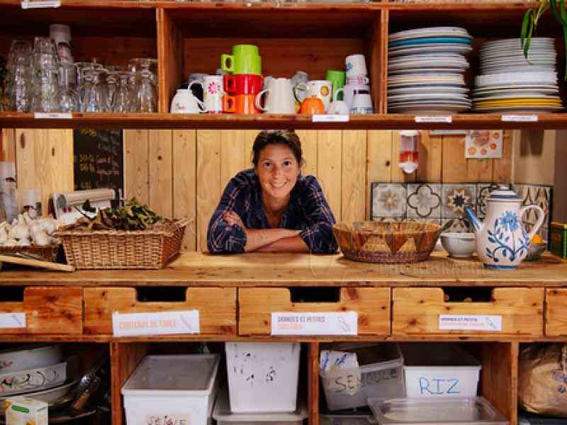 Diane Dupré La Tour fellow Ashoka depuis 2020 (cheveux attachés et yeux bruns) est au cente de l'image accoudée dans une cuisine 