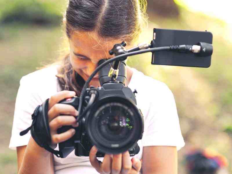 Menina adolescente segurando uma câmera