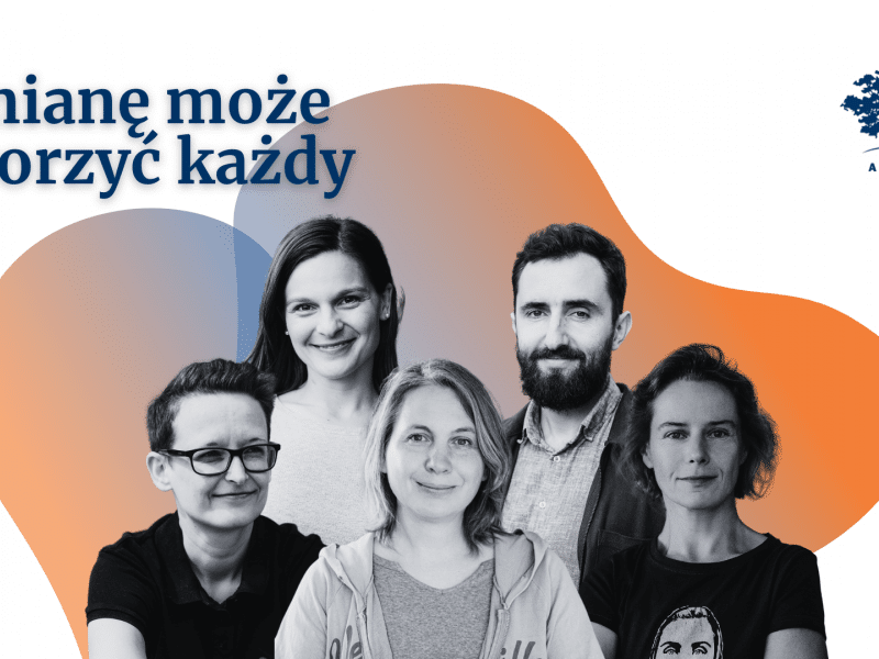 Na białym tle nieokreślony obły pomarańczowy kształt i granatowy napis "Zmianę może tworzyć każdy" oraz  granatowe logo Ashoki. Poniże sylwetki 5 nowych Ashoka Fellows - Pauli Bruszewskiej, Jacka Siadkowsiego, Ewy Furgał, Dominiki Szaciłło oraz Agaty Teutsch.