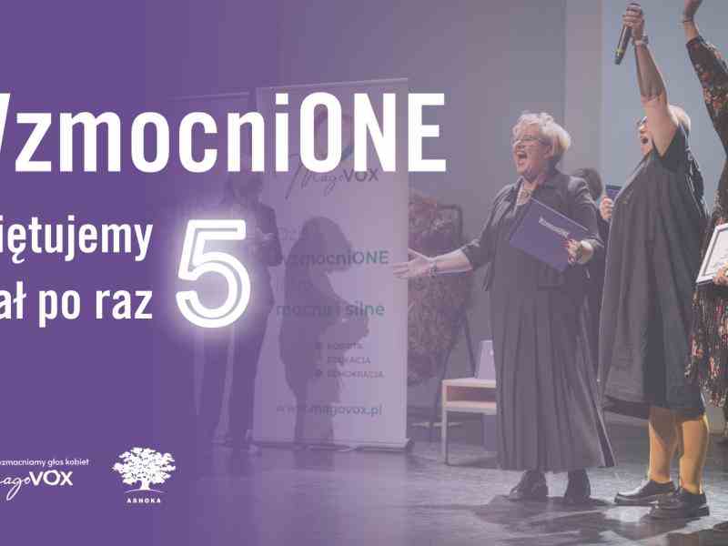 Na fioletowym tle biały napis "WzmocniONE. Świętujemy finał po raz 5." Na dole po lewej stronie logo MagoVox oraz Ashoki w Polsce. Po prawej stronie zdjęcie 3 kobiet stojących na scenie, cieszących się, uśmiechających i trzymających dyplomy.