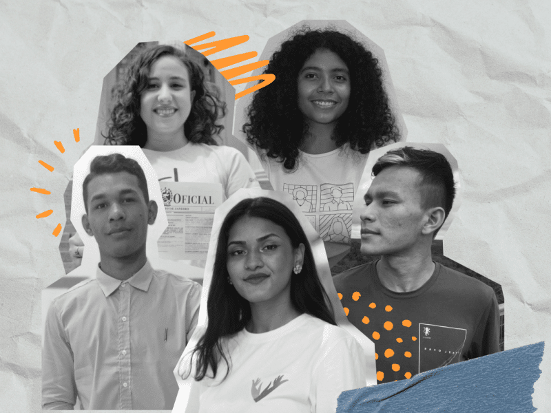 Fundo com efeito de papel amassado. Ao centro, há uma colagem com recortes de fotos em preto e branco cinco jovens, com rabiscos em laranja