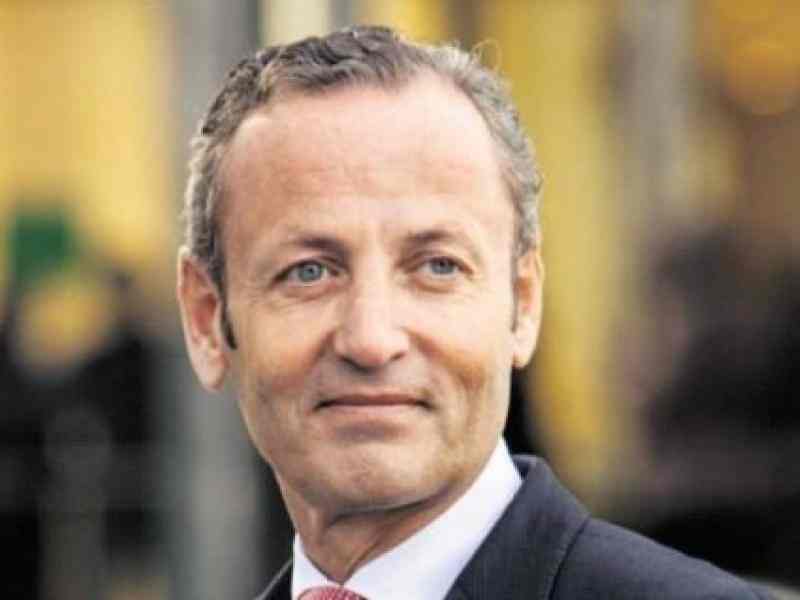 Edouard malo Henry - cheveux gris yeux bleus homme 50 ans souriant