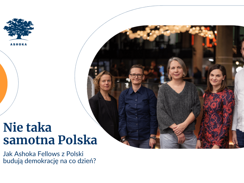 Na białym tle granatowy napis "Nie taka samotna Polska. Jak Ashoka Fellows z Polski budują demokrację na co dzień?". Po prawej stronie zdjęcie przedstawiające 5 nowych Ashoka Fellows, od lewej: Agata Teutsch, Ewa Furgał, Dominika Szaciłło, Paula Bruszewska, Jacek Siadkowski. W lewym górym rogu niebieskie drzewko - logo Ashoki. Na lewym krótszym boku grafiki pomarańczowy półokrąg.