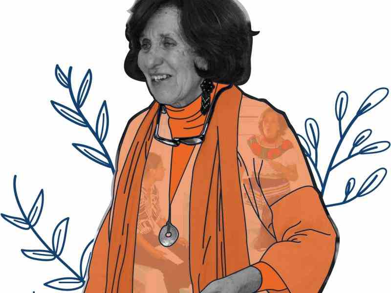 Se ve una señora de tercera edad sonriendo. La imagen est{a decorada con flores ilustradas