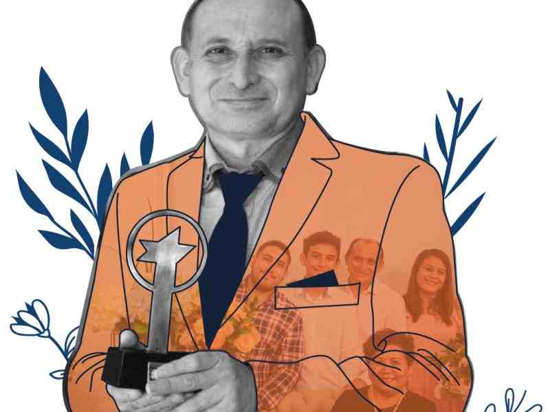 Un hombre sosteniendo un trofeo o premio con forma de estrella