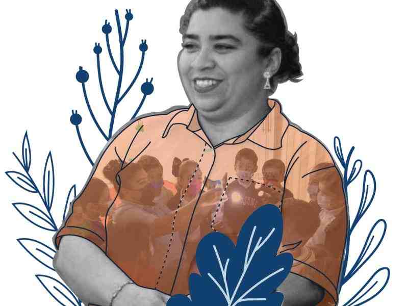 Una mujer sonriente con flores azules ilustradas. 