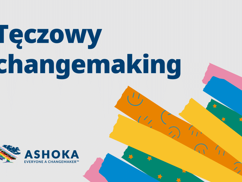 Na beżowym tle granatowy napis "Tęczowy changemaking". W prawym dolnym rogu różnokolorowe paski, niektóre w wzory - gwiazdki lub uśmiechnięte buźki. W lewym dolnym rogu tęczowe logo Ashoki i podpis "Everyone a changemaker".